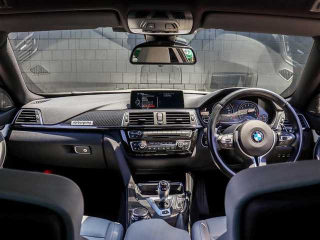 ＢＭＷ Ｍ４ クーペ 埼玉県 2016(平28)年 3.4万km ミネラルホワイト AIS検査済み/ヘッドアップディスプレイ/ｈａｒｍａｎ／ｋａｒｄｏｎサウンド/ホワイトレザーシート/純正ナビ/【ＢＴ／ＣＤ／ＤＶＤ／ＡＵＸ／フルセグＴＶ】/ヘッドアップディスプレイ/クルーズコントロール　/デジタルスピードメーター　/カーボンルーフ　/パークディスタンスコントロール/ドライビングアシスト/レーンチェンジウォーニング/メモリーシート/パワーシート(DN席)/シートヒーター(DN席)/パドルシフト/バックカメラ/コーナーセンサー(前後)/フロアマット/純正19インチアルミ/オートライト/HIDヘッドライト/電動格納ミラー/プッシュスタート/コンフォートアクセス/MTモード付/リヤフォグランプ/ミラー一体型ＥＴＣ/アイドリングストップ/ステアリングスイッチ/ディーラー記録簿/（H29/H30/R1/R2/R3）/新車保証書/取扱説明書