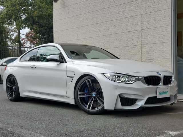 ＢＭＷ Ｍ４ クーペ 埼玉県 2016(平28)年 3.4万km ミネラルホワイト AIS検査済み/ヘッドアップディスプレイ/ｈａｒｍａｎ／ｋａｒｄｏｎサウンド/ホワイトレザーシート/純正ナビ/【ＢＴ／ＣＤ／ＤＶＤ／ＡＵＸ／フルセグＴＶ】/ヘッドアップディスプレイ/クルーズコントロール　/デジタルスピードメーター　/カーボンルーフ　/パークディスタンスコントロール/ドライビングアシスト/レーンチェンジウォーニング/メモリーシート/パワーシート(DN席)/シートヒーター(DN席)/パドルシフト/バックカメラ/コーナーセンサー(前後)/フロアマット/純正19インチアルミ/オートライト/HIDヘッドライト/電動格納ミラー/プッシュスタート/コンフォートアクセス/MTモード付/リヤフォグランプ/ミラー一体型ＥＴＣ/アイドリングストップ/ステアリングスイッチ/ディーラー記録簿/（H29/H30/R1/R2/R3）/新車保証書/取扱説明書