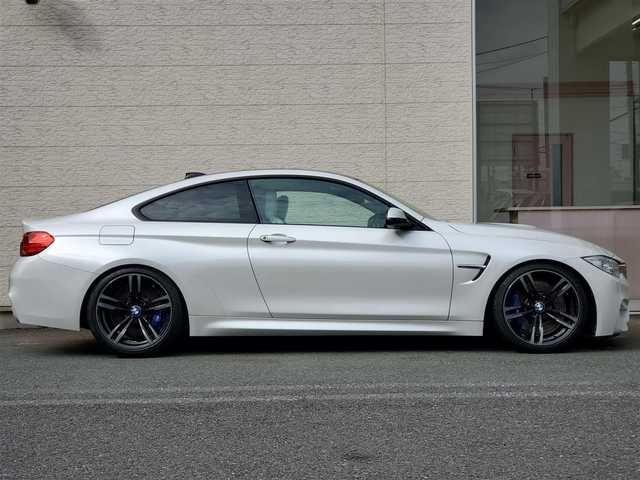 ＢＭＷ Ｍ４ クーペ 埼玉県 2016(平28)年 3.4万km ミネラルホワイト AIS検査済み/ヘッドアップディスプレイ/ｈａｒｍａｎ／ｋａｒｄｏｎサウンド/ホワイトレザーシート/純正ナビ/【ＢＴ／ＣＤ／ＤＶＤ／ＡＵＸ／フルセグＴＶ】/ヘッドアップディスプレイ/クルーズコントロール　/デジタルスピードメーター　/カーボンルーフ　/パークディスタンスコントロール/ドライビングアシスト/レーンチェンジウォーニング/メモリーシート/パワーシート(DN席)/シートヒーター(DN席)/パドルシフト/バックカメラ/コーナーセンサー(前後)/フロアマット/純正19インチアルミ/オートライト/HIDヘッドライト/電動格納ミラー/プッシュスタート/コンフォートアクセス/MTモード付/リヤフォグランプ/ミラー一体型ＥＴＣ/アイドリングストップ/ステアリングスイッチ/ディーラー記録簿/（H29/H30/R1/R2/R3）/新車保証書/取扱説明書