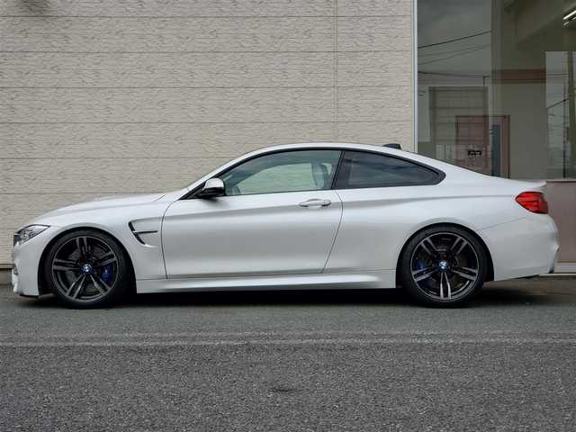 ＢＭＷ Ｍ４ クーペ 埼玉県 2016(平28)年 3.4万km ミネラルホワイト AIS検査済み/ヘッドアップディスプレイ/ｈａｒｍａｎ／ｋａｒｄｏｎサウンド/ホワイトレザーシート/純正ナビ/【ＢＴ／ＣＤ／ＤＶＤ／ＡＵＸ／フルセグＴＶ】/ヘッドアップディスプレイ/クルーズコントロール　/デジタルスピードメーター　/カーボンルーフ　/パークディスタンスコントロール/ドライビングアシスト/レーンチェンジウォーニング/メモリーシート/パワーシート(DN席)/シートヒーター(DN席)/パドルシフト/バックカメラ/コーナーセンサー(前後)/フロアマット/純正19インチアルミ/オートライト/HIDヘッドライト/電動格納ミラー/プッシュスタート/コンフォートアクセス/MTモード付/リヤフォグランプ/ミラー一体型ＥＴＣ/アイドリングストップ/ステアリングスイッチ/ディーラー記録簿/（H29/H30/R1/R2/R3）/新車保証書/取扱説明書