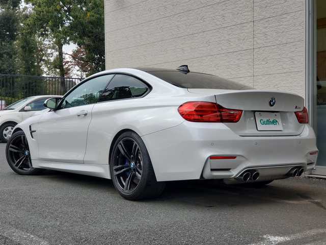ＢＭＷ Ｍ４ クーペ 埼玉県 2016(平28)年 3.4万km ミネラルホワイト AIS検査済み/ヘッドアップディスプレイ/ｈａｒｍａｎ／ｋａｒｄｏｎサウンド/ホワイトレザーシート/純正ナビ/【ＢＴ／ＣＤ／ＤＶＤ／ＡＵＸ／フルセグＴＶ】/ヘッドアップディスプレイ/クルーズコントロール　/デジタルスピードメーター　/カーボンルーフ　/パークディスタンスコントロール/ドライビングアシスト/レーンチェンジウォーニング/メモリーシート/パワーシート(DN席)/シートヒーター(DN席)/パドルシフト/バックカメラ/コーナーセンサー(前後)/フロアマット/純正19インチアルミ/オートライト/HIDヘッドライト/電動格納ミラー/プッシュスタート/コンフォートアクセス/MTモード付/リヤフォグランプ/ミラー一体型ＥＴＣ/アイドリングストップ/ステアリングスイッチ/ディーラー記録簿/（H29/H30/R1/R2/R3）/新車保証書/取扱説明書