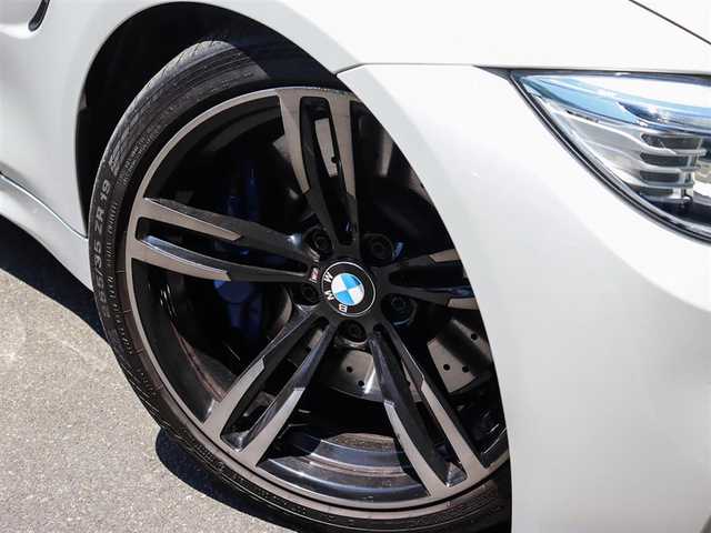 ＢＭＷ Ｍ４ クーペ 埼玉県 2016(平28)年 3.4万km ミネラルホワイト AIS検査済み/ヘッドアップディスプレイ/ｈａｒｍａｎ／ｋａｒｄｏｎサウンド/ホワイトレザーシート/純正ナビ/【ＢＴ／ＣＤ／ＤＶＤ／ＡＵＸ／フルセグＴＶ】/ヘッドアップディスプレイ/クルーズコントロール　/デジタルスピードメーター　/カーボンルーフ　/パークディスタンスコントロール/ドライビングアシスト/レーンチェンジウォーニング/メモリーシート/パワーシート(DN席)/シートヒーター(DN席)/パドルシフト/バックカメラ/コーナーセンサー(前後)/フロアマット/純正19インチアルミ/オートライト/HIDヘッドライト/電動格納ミラー/プッシュスタート/コンフォートアクセス/MTモード付/リヤフォグランプ/ミラー一体型ＥＴＣ/アイドリングストップ/ステアリングスイッチ/ディーラー記録簿/（H29/H30/R1/R2/R3）/新車保証書/取扱説明書