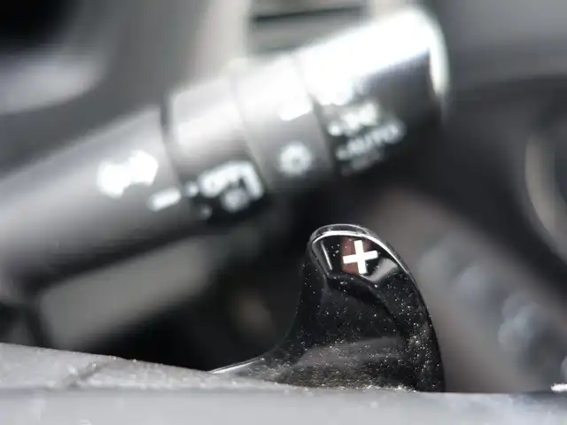 ホンダ ヴェゼル ハイブリッド RS ホンダセンシング 静岡県 2017(平29)年 5.7万km クリスタルブラックパール ワンオーナー／禁煙車/車検R8年6月14日/ホンダセンシング/　・衝突軽減ブレーキ/　・歩行車事故低減ステアリング/　・アダクティブクルーズコントロール/　・レーンキープアシスト/　・路外逸脱抑制機能/　・誤発進抑制機能/　・先行車発進のお知らせ機能/純正Gathersナビ/　CD/DVD/SD/USB/BT/AUX/フルセグTV/バックカメラ/ビルトインETC/革巻きステアリングホイール/パドルシフト/前席シートヒーター/チップアップシート/ステンレス製ペダル/スマートキー／プッシュスタート/純正フロアマット／ドアバイザー/取扱説明書／保証書
