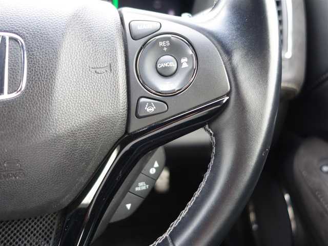 ホンダ ヴェゼル ハイブリッド RS ホンダセンシング 静岡県 2017(平29)年 5.7万km クリスタルブラックパール ワンオーナー／禁煙車/車検R8年6月14日/ホンダセンシング/　・衝突軽減ブレーキ/　・歩行車事故低減ステアリング/　・アダクティブクルーズコントロール/　・レーンキープアシスト/　・路外逸脱抑制機能/　・誤発進抑制機能/　・先行車発進のお知らせ機能/純正Gathersナビ/　CD/DVD/SD/USB/BT/AUX/フルセグTV/バックカメラ/ビルトインETC/革巻きステアリングホイール/パドルシフト/前席シートヒーター/チップアップシート/ステンレス製ペダル/スマートキー／プッシュスタート/純正フロアマット／ドアバイザー/取扱説明書／保証書