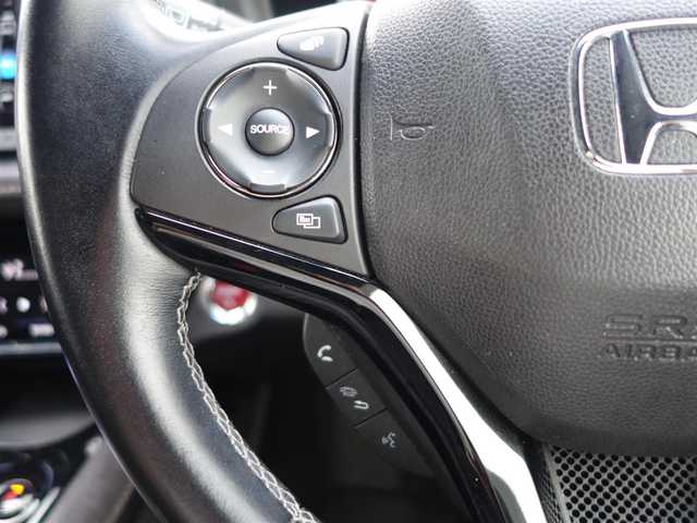 ホンダ ヴェゼル ハイブリッド RS ホンダセンシング 静岡県 2017(平29)年 5.7万km クリスタルブラックパール ワンオーナー／禁煙車/車検R8年6月14日/ホンダセンシング/　・衝突軽減ブレーキ/　・歩行車事故低減ステアリング/　・アダクティブクルーズコントロール/　・レーンキープアシスト/　・路外逸脱抑制機能/　・誤発進抑制機能/　・先行車発進のお知らせ機能/純正Gathersナビ/　CD/DVD/SD/USB/BT/AUX/フルセグTV/バックカメラ/ビルトインETC/革巻きステアリングホイール/パドルシフト/前席シートヒーター/チップアップシート/ステンレス製ペダル/スマートキー／プッシュスタート/純正フロアマット／ドアバイザー/取扱説明書／保証書