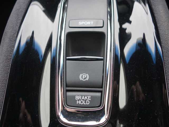 ホンダ ヴェゼル ハイブリッド RS ホンダセンシング 静岡県 2017(平29)年 5.7万km クリスタルブラックパール ワンオーナー／禁煙車/車検R8年6月14日/ホンダセンシング/　・衝突軽減ブレーキ/　・歩行車事故低減ステアリング/　・アダクティブクルーズコントロール/　・レーンキープアシスト/　・路外逸脱抑制機能/　・誤発進抑制機能/　・先行車発進のお知らせ機能/純正Gathersナビ/　CD/DVD/SD/USB/BT/AUX/フルセグTV/バックカメラ/ビルトインETC/革巻きステアリングホイール/パドルシフト/前席シートヒーター/チップアップシート/ステンレス製ペダル/スマートキー／プッシュスタート/純正フロアマット／ドアバイザー/取扱説明書／保証書