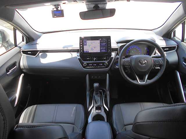 トヨタ カローラ クロス ハイブリッド Z 栃木県 2022(令4)年 3.3万km プラチナホワイトパールマイカ ワンオーナー/純正ナビ/パノラミックビューモニター/バックカメラ/トヨタセーフティーセンス/　PCS(プリクラッシュセーフティ)/   LTA(レーントレーシングアシスト)/   AHB(オートマチックハイビーム)/   RSA(ロードサインアシスト)/   レーダークルーズコントロール/　　(全車速追従機能付き)/　先行車発信告知機能/パワーバックドア/BSM(ブラインドスポットモニター)/RCTA(リアクロストラフィックアラート)/クリアランスソナー/ビルトインETC/ハーフレザーシート/前席シートヒーター/運転席パワーシート/前後ドライブレコーダー/電動パーキングブレーキ/LEDヘッドライト/LEDフォグランプ/オートライト/プッシュスタート/スマートキー/純正18インチアルミホイール/ウインカーミラー/ルーフレール/ドルフィンアンテナ/フロアマット/ドアバイザー/スペアキー(スマートキー)/サイドエアバッグ/Wエアバッグ/ABS/新車保証書/取扱説明書/