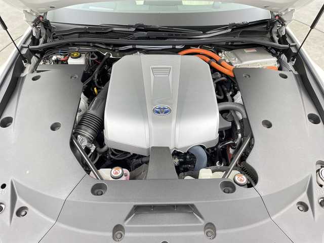 トヨタ クラウン ハイブリッド RS アドバンス 三重県 2018(平30)年 2.8万km ホワイトパールクリスタルシャイン 純正ナビ/フルセグ/全方位カメラ/サンルーフ/追従式クルーズコントロール/衝突軽減ブレーキ/レーンキープアシスト/ブラインドスポットモニター/コーナーセンサー/オートハイビーム/パーキングアシスト/パワーシート/シートメモリ/シートヒーター/シートベンチレーション/ハンドルヒーター/パドルシフト/社外ダウンサス/社外マフラー