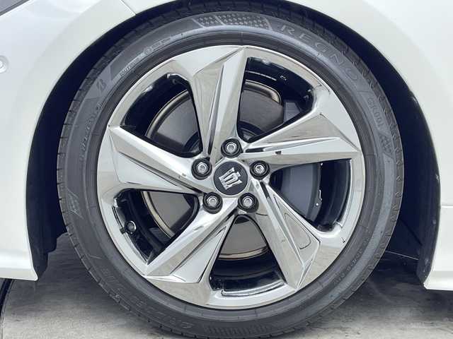 トヨタ クラウン ハイブリッド RS アドバンス 三重県 2018(平30)年 2.8万km ホワイトパールクリスタルシャイン 純正ナビ/フルセグ/全方位カメラ/サンルーフ/追従式クルーズコントロール/衝突軽減ブレーキ/レーンキープアシスト/ブラインドスポットモニター/コーナーセンサー/オートハイビーム/パーキングアシスト/パワーシート/シートメモリ/シートヒーター/シートベンチレーション/ハンドルヒーター/パドルシフト/社外ダウンサス/社外マフラー