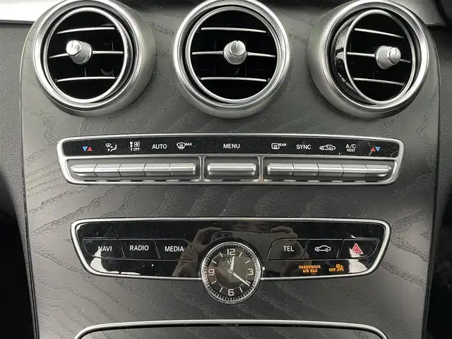 メルセデス・ベンツ Ｃ１８０ アバンギャルド 大分県 2019(平31)年 3.7万km モハーベシルバー ワンオーナ/アクティブブレーキアシスト/レーンチェンジアシスト/道路標識アシスト/アテンションアシスト/ブラインドスポットモニター/パークアシスト/純正ナビ/（フルセグ/apple car play/android auto/AM/FM)/バックカメラ/レーダークルーズコントロール/レザーシート/前席パワーシート/前席シートヒーター/パワーバックドア/パドルシフト/スマートキー・プッシュスタート/純正アルミホイール/保証書・取扱説明書