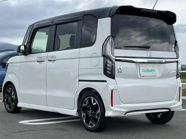 ホンダ Ｎ ＢＯＸ カスタム G L ターボ ホンダセンシング 佐賀県 2018(平30)年 5万km プラチナホワイトパール ワンオーナー/純正8インチSDナビゲーション/・フルセグTV/CD/DVD/SD/USB/Bluetooth/バックカメラ/前後ドライブレコーダー/ビルトインETC/両側パワースライドドア/オーバーヘッドコンソール/ハーフレザーシート/後席サンシェード/ISOFIX対応/パドルシフト/革巻きステアリング/ステアリングリモコン/純正15インチアルミホイール/純正LEDヘッドライト/・オートマチックハイビーム/純正LEDフォグランプ/純正フロアマット/純正ドアバイザ―/取扱説明書/スペアキー１本/ホンダセンシング/・アダプディブクルーズコントロール/・衝突被害軽減ブレーキ/・先行車発進お知らせ機能/・路外逸脱抑制機能/・標識認識機能