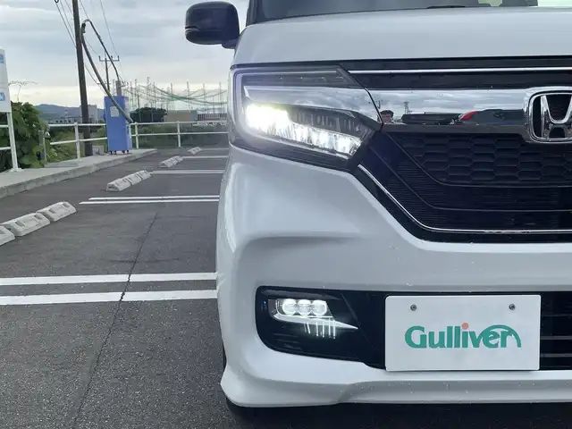 ホンダ Ｎ ＢＯＸ カスタム G L ターボ ホンダセンシング 佐賀県 2018(平30)年 5万km プラチナホワイトパール ワンオーナー/純正8インチSDナビゲーション/・フルセグTV/CD/DVD/SD/USB/Bluetooth/バックカメラ/前後ドライブレコーダー/ビルトインETC/両側パワースライドドア/オーバーヘッドコンソール/ハーフレザーシート/後席サンシェード/ISOFIX対応/パドルシフト/革巻きステアリング/ステアリングリモコン/純正15インチアルミホイール/純正LEDヘッドライト/・オートマチックハイビーム/純正LEDフォグランプ/純正フロアマット/純正ドアバイザ―/取扱説明書/スペアキー１本/ホンダセンシング/・アダプディブクルーズコントロール/・衝突被害軽減ブレーキ/・先行車発進お知らせ機能/・路外逸脱抑制機能/・標識認識機能