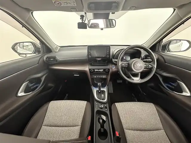 トヨタ ヤリスクロス ハイブリッド Z 道央・札幌 2022(令4)年 4.3万km ブラックマイカ/ホワイトパールクリスタルシャイン 2トーン ・4WD/・寒冷地仕様/・純正ディスプレイオーディオ/　Miracast/BT/フルセグ/・バックカメラ/・純正ETC2.0/・前後ドライブレコーダー/・衝突軽減ブレーキ/・レーダークルーズコントロール/・レーンキープアシスト/・BSM/・SOSコール/・TRAIL MODE/・SNOW MODE/・DRIVE MODE/・EV MODE/・ブレーキホールド/・ハーフレザーシート/・パワーシートD席/・シートヒーターD＋N席/・純正アルミホイル/・LEDライト/・LEDフロントフォグ/・ドアーミラーウィンカー/・ヘッドランプレベライザー/・ステアリングスィッチ/・プッシュスタート/・スマートキー/・純正フロアマット/・ドアバイザー