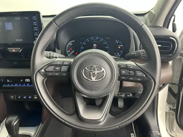 トヨタ ヤリスクロス ハイブリッド Z 道央・札幌 2022(令4)年 4.3万km ブラックマイカ/ホワイトパールクリスタルシャイン 2トーン ・4WD/・寒冷地仕様/・純正ディスプレイオーディオ/　Miracast/BT/フルセグ/・バックカメラ/・純正ETC2.0/・前後ドライブレコーダー/・衝突軽減ブレーキ/・レーダークルーズコントロール/・レーンキープアシスト/・BSM/・SOSコール/・TRAIL MODE/・SNOW MODE/・DRIVE MODE/・EV MODE/・ブレーキホールド/・ハーフレザーシート/・パワーシートD席/・シートヒーターD＋N席/・純正アルミホイル/・LEDライト/・LEDフロントフォグ/・ドアーミラーウィンカー/・ヘッドランプレベライザー/・ステアリングスィッチ/・プッシュスタート/・スマートキー/・純正フロアマット/・ドアバイザー