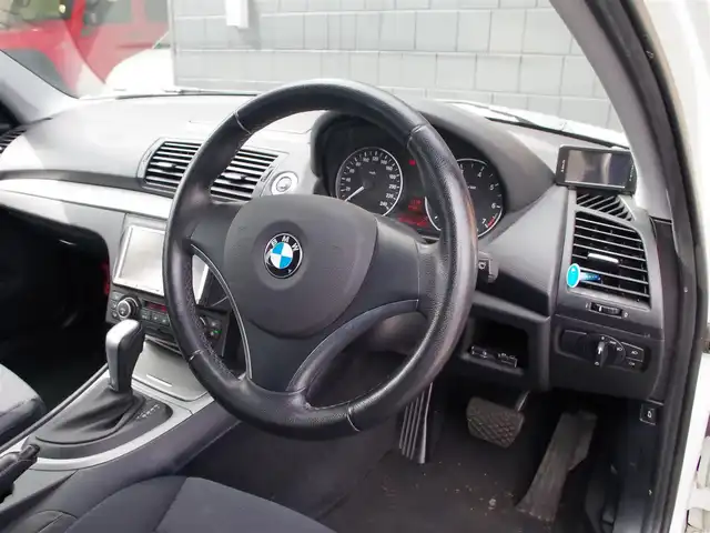 ＢＭＷ １１６ｉ 埼玉県 2010(平22)年 8.7万km 白 社外ナビ/バックカメラ/ワンセグTV/CD再生可/ETC/GPSレーダー探知機/純正16インチAW