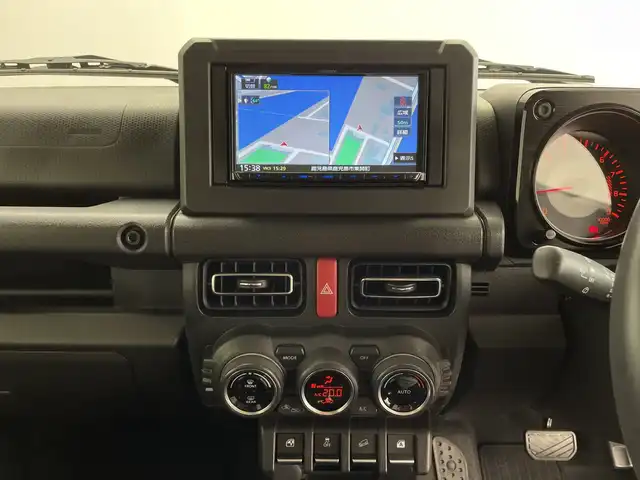 スズキ ジムニー XC 鹿児島県 2024(令6)年 0.5万km シフォンアイボリーメタリックブラック2トーンルーフ ワンオーナー　/スズキセーフティサポート/社外ナビ　/（フルセグ/Ｂｌｕｅｔｏｏｔｈ/CD/DVD)　/バックカメラ　/クルーズコントロール　/オートライト　/ヘッドライトウォッシャー　/シートヒーター　/ダウンヒルアシストコントロール/コーナーセンサー/LEDヘッドライト　/プッシュスタートボタン/スマートキー