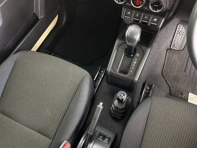 スズキ ジムニー XC 鹿児島県 2024(令6)年 0.5万km シフォンアイボリーメタリックブラック2トーンルーフ ワンオーナー　/スズキセーフティサポート/社外ナビ　/（フルセグ/Ｂｌｕｅｔｏｏｔｈ/CD/DVD)　/バックカメラ　/クルーズコントロール　/オートライト　/ヘッドライトウォッシャー　/シートヒーター　/ダウンヒルアシストコントロール/コーナーセンサー/LEDヘッドライト　/プッシュスタートボタン/スマートキー