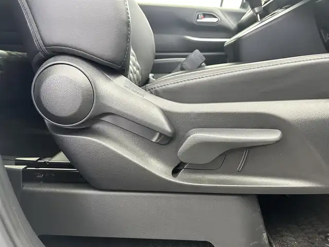 トヨタ ヴォクシー ハイブリッド S－Z 福井県 2023(令5)年 0.1万km ホワイトパールクリスタルシャイン ディスプレイオーディオプラス/・コネクティッドナビ対応10.5インチディスプレイオーディオ/・車載メモリーナビ/・フルセグTV/・CD/DVD/・12スピーカー/・USB入力/・HDMI/・AppleCarPlay/AndroidAuto/・先読みエコドライブ/・ETC2.0/セーフティセンス/・プリクラッシュセーフティ/・レーントレーシングアシスト/・レーンディパーチャーアラート/・レーダークルーズコントロール/・オートマチックハイビーム/・ロードサインアシスト/・ドライバー異常時対応システム/・プロアクティブドライビングアシスト/・発進遅れ告知機能/・パーキングサポートブレーキ/・車両接近通報装置/両側パワースライドドア/前後ドライブレコーダー/ハーフレザーシート/D/N席シートヒーター/アクセサリーコンセント/オートライト/LEDヘッドランプ/LEDクリアランスランプ/205/55R17インチ純正AW/プッシュスタート/スマートキー/スペアキー/純正フロアマット