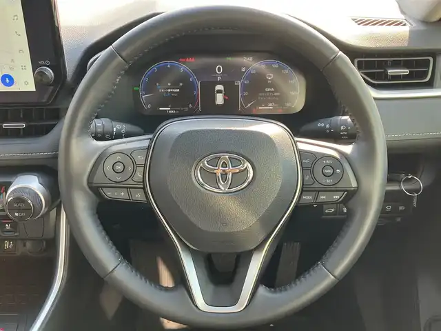 トヨタ ＲＡＶ４ G 静岡県 2023(令5)年 1.5万km プラチナホワイトパールマイカ エンジンスタートボタン/スマートキー/パワーウィンドウ/パワーステアリング/４WD/Wオートエアコン/１００V充電/クルーズコントロール/USB入力端子/ETC2/0/全方位カメラ/純正ナビ（BT.フルセグ）/電動リアゲート/純正フロアマット/D席パワーシート/D席N席シートヒーター/ルーフレール/純正アルミホイール/ABS/横滑り防止装置/盗難防止装置/オートライト/オートマチックハイビーム/コーナーセンサー/LEDヘッドライト/W+サイドエアバック/衝突軽減システム/カーテンエアバック