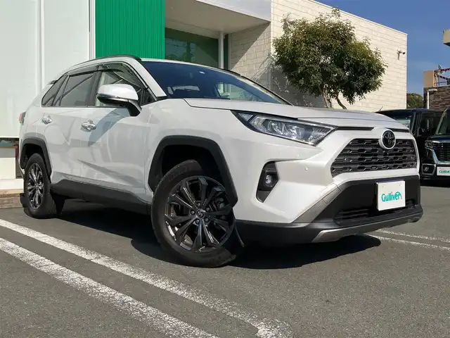 トヨタ ＲＡＶ４ G 静岡県 2023(令5)年 1.5万km プラチナホワイトパールマイカ エンジンスタートボタン/スマートキー/パワーウィンドウ/パワーステアリング/４WD/Wオートエアコン/１００V充電/クルーズコントロール/USB入力端子/ETC2/0/全方位カメラ/純正ナビ（BT.フルセグ）/電動リアゲート/純正フロアマット/D席パワーシート/D席N席シートヒーター/ルーフレール/純正アルミホイール/ABS/横滑り防止装置/盗難防止装置/オートライト/オートマチックハイビーム/コーナーセンサー/LEDヘッドライト/W+サイドエアバック/衝突軽減システム/カーテンエアバック