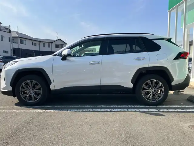 トヨタ ＲＡＶ４ G 静岡県 2023(令5)年 1.5万km プラチナホワイトパールマイカ エンジンスタートボタン/スマートキー/パワーウィンドウ/パワーステアリング/４WD/Wオートエアコン/１００V充電/クルーズコントロール/USB入力端子/ETC2/0/全方位カメラ/純正ナビ（BT.フルセグ）/電動リアゲート/純正フロアマット/D席パワーシート/D席N席シートヒーター/ルーフレール/純正アルミホイール/ABS/横滑り防止装置/盗難防止装置/オートライト/オートマチックハイビーム/コーナーセンサー/LEDヘッドライト/W+サイドエアバック/衝突軽減システム/カーテンエアバック