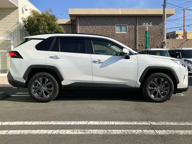 トヨタ ＲＡＶ４ G 静岡県 2023(令5)年 1.5万km プラチナホワイトパールマイカ エンジンスタートボタン/スマートキー/パワーウィンドウ/パワーステアリング/４WD/Wオートエアコン/１００V充電/クルーズコントロール/USB入力端子/ETC2/0/全方位カメラ/純正ナビ（BT.フルセグ）/電動リアゲート/純正フロアマット/D席パワーシート/D席N席シートヒーター/ルーフレール/純正アルミホイール/ABS/横滑り防止装置/盗難防止装置/オートライト/オートマチックハイビーム/コーナーセンサー/LEDヘッドライト/W+サイドエアバック/衝突軽減システム/カーテンエアバック