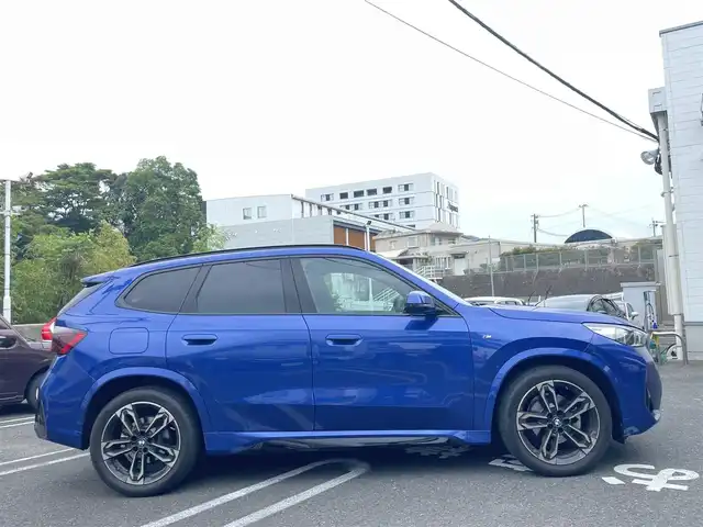 ＢＭＷ ＢＭＷ Ｘ１ 長崎県 2023(令5)年 1.3万km 青 ワンオーナー/車体色ポルティマオブルー(C31)/BMW　iDrive(BT/AM/FM/Spotify/AppleCarPlay/AndroidAuto/NAVI)/ルームミラー内蔵ETC/D+N席パワーシート/D+N席シートヒーター/エアシート/ヘッドアップディスプレイ/革巻きステアリング/ステアリングヒーター/ステアリングスイッチ/追従有りクルーズコントロール/ターボチャージャー搭載車/Assisted Drive Mode/ABS/ダイナミックスタビリティコントロール/アダプティブヘッドライト/レーンチェンジアシスト/アラームシステム/オートライトコントロール/ハイビームアシスト/ヒルディセントコントロール/アダプティブブレーキアシスタント/強化走行ダイナミクス/パークアシスト/制限速度アシスト/スペアキー(スマートキー1本)/カードキー/純正フロアマット/純正19インチアルミホイール/車両/ETC取扱説明書/保証書