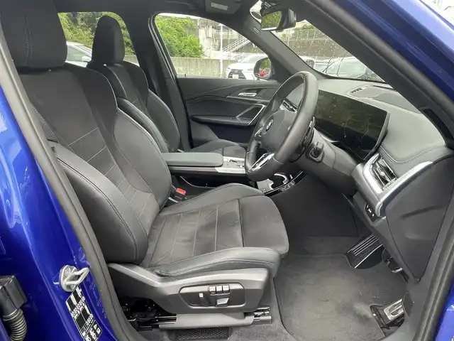 ＢＭＷ ＢＭＷ Ｘ１ 長崎県 2023(令5)年 1.3万km 青 ワンオーナー/車体色ポルティマオブルー(C31)/BMW　iDrive(BT/AM/FM/Spotify/AppleCarPlay/AndroidAuto/NAVI)/ルームミラー内蔵ETC/D+N席パワーシート/D+N席シートヒーター/エアシート/ヘッドアップディスプレイ/革巻きステアリング/ステアリングヒーター/ステアリングスイッチ/追従有りクルーズコントロール/ターボチャージャー搭載車/Assisted Drive Mode/ABS/ダイナミックスタビリティコントロール/アダプティブヘッドライト/レーンチェンジアシスト/アラームシステム/オートライトコントロール/ハイビームアシスト/ヒルディセントコントロール/アダプティブブレーキアシスタント/強化走行ダイナミクス/パークアシスト/制限速度アシスト/スペアキー(スマートキー1本)/カードキー/純正フロアマット/純正19インチアルミホイール/車両/ETC取扱説明書/保証書