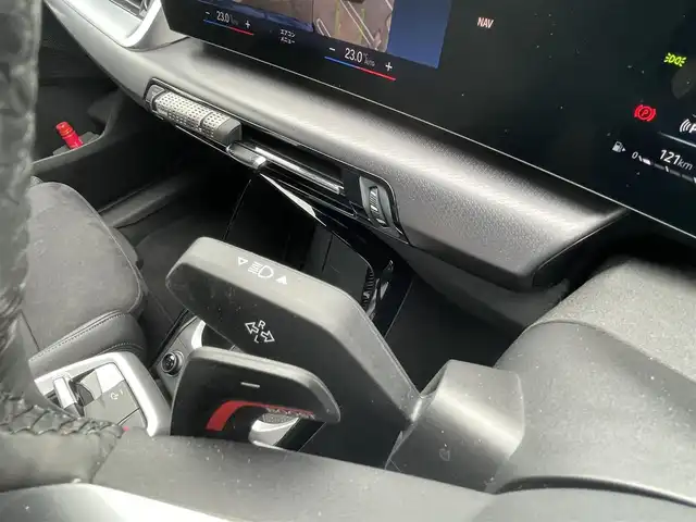 ＢＭＷ ＢＭＷ Ｘ１ 長崎県 2023(令5)年 1.3万km 青 ワンオーナー/車体色ポルティマオブルー(C31)/BMW　iDrive(BT/AM/FM/Spotify/AppleCarPlay/AndroidAuto/NAVI)/ルームミラー内蔵ETC/D+N席パワーシート/D+N席シートヒーター/エアシート/ヘッドアップディスプレイ/革巻きステアリング/ステアリングヒーター/ステアリングスイッチ/追従有りクルーズコントロール/ターボチャージャー搭載車/Assisted Drive Mode/ABS/ダイナミックスタビリティコントロール/アダプティブヘッドライト/レーンチェンジアシスト/アラームシステム/オートライトコントロール/ハイビームアシスト/ヒルディセントコントロール/アダプティブブレーキアシスタント/強化走行ダイナミクス/パークアシスト/制限速度アシスト/スペアキー(スマートキー1本)/カードキー/純正フロアマット/純正19インチアルミホイール/車両/ETC取扱説明書/保証書