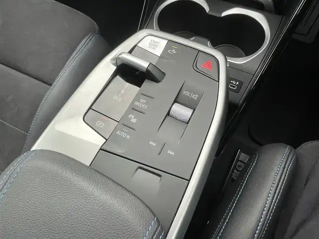 ＢＭＷ ＢＭＷ Ｘ１ 長崎県 2023(令5)年 1.3万km 青 ワンオーナー/車体色ポルティマオブルー(C31)/BMW　iDrive(BT/AM/FM/Spotify/AppleCarPlay/AndroidAuto/NAVI)/ルームミラー内蔵ETC/D+N席パワーシート/D+N席シートヒーター/エアシート/ヘッドアップディスプレイ/革巻きステアリング/ステアリングヒーター/ステアリングスイッチ/追従有りクルーズコントロール/ターボチャージャー搭載車/Assisted Drive Mode/ABS/ダイナミックスタビリティコントロール/アダプティブヘッドライト/レーンチェンジアシスト/アラームシステム/オートライトコントロール/ハイビームアシスト/ヒルディセントコントロール/アダプティブブレーキアシスタント/強化走行ダイナミクス/パークアシスト/制限速度アシスト/スペアキー(スマートキー1本)/カードキー/純正フロアマット/純正19インチアルミホイール/車両/ETC取扱説明書/保証書
