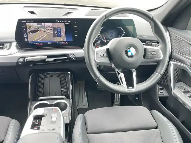 ＢＭＷ ＢＭＷ Ｘ１ 長崎県 2023(令5)年 1.3万km 青 ワンオーナー/車体色ポルティマオブルー(C31)/BMW　iDrive(BT/AM/FM/Spotify/AppleCarPlay/AndroidAuto/NAVI)/ルームミラー内蔵ETC/D+N席パワーシート/D+N席シートヒーター/エアシート/ヘッドアップディスプレイ/革巻きステアリング/ステアリングヒーター/ステアリングスイッチ/追従有りクルーズコントロール/ターボチャージャー搭載車/Assisted Drive Mode/ABS/ダイナミックスタビリティコントロール/アダプティブヘッドライト/レーンチェンジアシスト/アラームシステム/オートライトコントロール/ハイビームアシスト/ヒルディセントコントロール/アダプティブブレーキアシスタント/強化走行ダイナミクス/パークアシスト/制限速度アシスト/スペアキー(スマートキー1本)/カードキー/純正フロアマット/純正19インチアルミホイール/車両/ETC取扱説明書/保証書