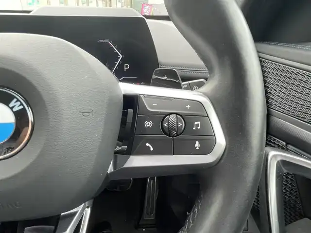 ＢＭＷ ＢＭＷ Ｘ１ 長崎県 2023(令5)年 1.3万km 青 ワンオーナー/車体色ポルティマオブルー(C31)/BMW　iDrive(BT/AM/FM/Spotify/AppleCarPlay/AndroidAuto/NAVI)/ルームミラー内蔵ETC/D+N席パワーシート/D+N席シートヒーター/エアシート/ヘッドアップディスプレイ/革巻きステアリング/ステアリングヒーター/ステアリングスイッチ/追従有りクルーズコントロール/ターボチャージャー搭載車/Assisted Drive Mode/ABS/ダイナミックスタビリティコントロール/アダプティブヘッドライト/レーンチェンジアシスト/アラームシステム/オートライトコントロール/ハイビームアシスト/ヒルディセントコントロール/アダプティブブレーキアシスタント/強化走行ダイナミクス/パークアシスト/制限速度アシスト/スペアキー(スマートキー1本)/カードキー/純正フロアマット/純正19インチアルミホイール/車両/ETC取扱説明書/保証書