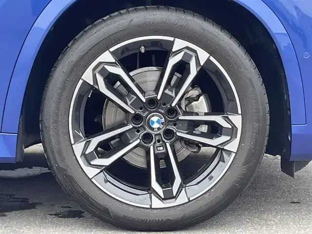 ＢＭＷ ＢＭＷ Ｘ１ xDrive 20i Mスポーツ 青森県 2023(令5)年 1.3万km 青 /ワンオーナー/4WD/車体色ポルティマオブルー(C31)/純正ディスプレイオーディオナビ　(BT/AM/FM/Spotify/AppleCarPlay/　/AndroidAuto)/ルームミラー一体型ETC/前席パワーシート/前席シートヒーター/ヘッドアップディスプレイ/革巻きステアリング/オーディオ/ステアスイッチ/パドルシフト/アダプティブクルーズコントロール/ターボチャージャー搭載車/Assisted Drive Mode/ABS/ダイナミックスタビリティコントロール/アダプティブヘッドライト/レーンチェンジアシスト/アラームシステム/オートライトコントロール/ハイビームアシスト/ヒルディセントコントロール/アダプティブブレーキアシスタント/強化走行ダイナミクス/パークアシスト/制限速度アシスト/スペアキー(スマートキー1本)/カードキー/純正フロアマット/純正19インチアルミホイール/車両/ETC取扱説明書/保証書