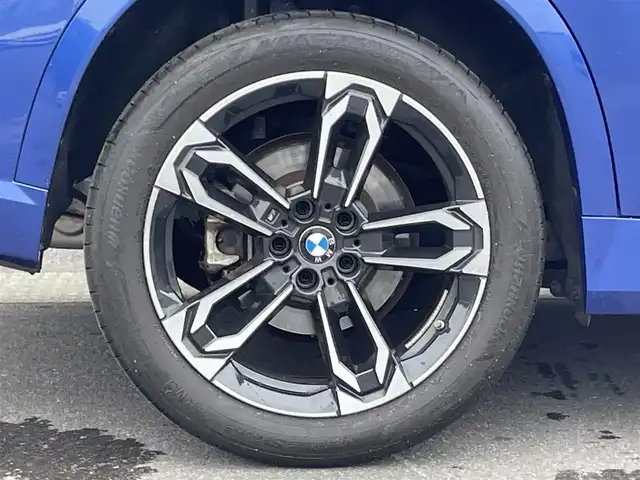 ＢＭＷ ＢＭＷ Ｘ１ xDrive 20i Mスポーツ 青森県 2023(令5)年 1.3万km 青 /ワンオーナー/4WD/車体色ポルティマオブルー(C31)/純正ディスプレイオーディオナビ　(BT/AM/FM/Spotify/AppleCarPlay/　/AndroidAuto)/ルームミラー一体型ETC/前席パワーシート/前席シートヒーター/ヘッドアップディスプレイ/革巻きステアリング/オーディオ/ステアスイッチ/パドルシフト/アダプティブクルーズコントロール/ターボチャージャー搭載車/Assisted Drive Mode/ABS/ダイナミックスタビリティコントロール/アダプティブヘッドライト/レーンチェンジアシスト/アラームシステム/オートライトコントロール/ハイビームアシスト/ヒルディセントコントロール/アダプティブブレーキアシスタント/強化走行ダイナミクス/パークアシスト/制限速度アシスト/スペアキー(スマートキー1本)/カードキー/純正フロアマット/純正19インチアルミホイール/車両/ETC取扱説明書/保証書