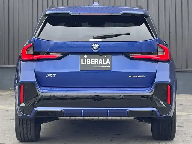 ＢＭＷ ＢＭＷ Ｘ１ xDrive 20i Mスポーツ 青森県 2023(令5)年 1.3万km 青 /ワンオーナー/4WD/車体色ポルティマオブルー(C31)/純正ディスプレイオーディオナビ　(BT/AM/FM/Spotify/AppleCarPlay/　/AndroidAuto)/ルームミラー一体型ETC/前席パワーシート/前席シートヒーター/ヘッドアップディスプレイ/革巻きステアリング/オーディオ/ステアスイッチ/パドルシフト/アダプティブクルーズコントロール/ターボチャージャー搭載車/Assisted Drive Mode/ABS/ダイナミックスタビリティコントロール/アダプティブヘッドライト/レーンチェンジアシスト/アラームシステム/オートライトコントロール/ハイビームアシスト/ヒルディセントコントロール/アダプティブブレーキアシスタント/強化走行ダイナミクス/パークアシスト/制限速度アシスト/スペアキー(スマートキー1本)/カードキー/純正フロアマット/純正19インチアルミホイール/車両/ETC取扱説明書/保証書