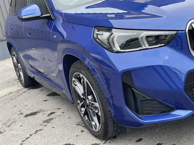 ＢＭＷ ＢＭＷ Ｘ１ xDrive 20i Mスポーツ 青森県 2023(令5)年 1.3万km 青 /ワンオーナー/4WD/車体色ポルティマオブルー(C31)/純正ディスプレイオーディオナビ　(BT/AM/FM/Spotify/AppleCarPlay/　/AndroidAuto)/ルームミラー一体型ETC/前席パワーシート/前席シートヒーター/ヘッドアップディスプレイ/革巻きステアリング/オーディオ/ステアスイッチ/パドルシフト/アダプティブクルーズコントロール/ターボチャージャー搭載車/Assisted Drive Mode/ABS/ダイナミックスタビリティコントロール/アダプティブヘッドライト/レーンチェンジアシスト/アラームシステム/オートライトコントロール/ハイビームアシスト/ヒルディセントコントロール/アダプティブブレーキアシスタント/強化走行ダイナミクス/パークアシスト/制限速度アシスト/スペアキー(スマートキー1本)/カードキー/純正フロアマット/純正19インチアルミホイール/車両/ETC取扱説明書/保証書