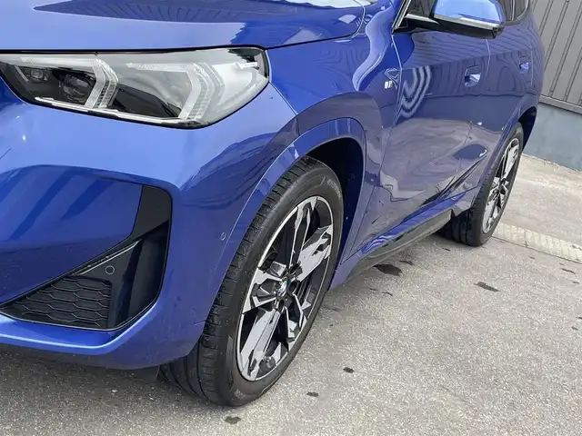 ＢＭＷ ＢＭＷ Ｘ１ xDrive 20i Mスポーツ 青森県 2023(令5)年 1.3万km 青 /ワンオーナー/4WD/車体色ポルティマオブルー(C31)/純正ディスプレイオーディオナビ　(BT/AM/FM/Spotify/AppleCarPlay/　/AndroidAuto)/ルームミラー一体型ETC/前席パワーシート/前席シートヒーター/ヘッドアップディスプレイ/革巻きステアリング/オーディオ/ステアスイッチ/パドルシフト/アダプティブクルーズコントロール/ターボチャージャー搭載車/Assisted Drive Mode/ABS/ダイナミックスタビリティコントロール/アダプティブヘッドライト/レーンチェンジアシスト/アラームシステム/オートライトコントロール/ハイビームアシスト/ヒルディセントコントロール/アダプティブブレーキアシスタント/強化走行ダイナミクス/パークアシスト/制限速度アシスト/スペアキー(スマートキー1本)/カードキー/純正フロアマット/純正19インチアルミホイール/車両/ETC取扱説明書/保証書