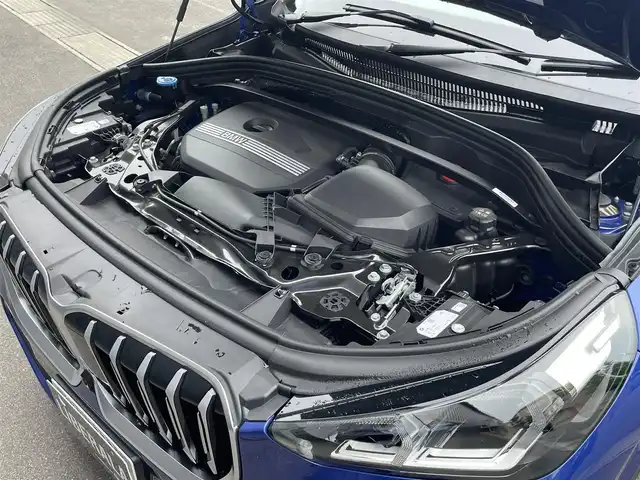 ＢＭＷ ＢＭＷ Ｘ１ xDrive 20i Mスポーツ 青森県 2023(令5)年 1.3万km 青 /ワンオーナー/4WD/車体色ポルティマオブルー(C31)/純正ディスプレイオーディオナビ　(BT/AM/FM/Spotify/AppleCarPlay/　/AndroidAuto)/ルームミラー一体型ETC/前席パワーシート/前席シートヒーター/ヘッドアップディスプレイ/革巻きステアリング/オーディオ/ステアスイッチ/パドルシフト/アダプティブクルーズコントロール/ターボチャージャー搭載車/Assisted Drive Mode/ABS/ダイナミックスタビリティコントロール/アダプティブヘッドライト/レーンチェンジアシスト/アラームシステム/オートライトコントロール/ハイビームアシスト/ヒルディセントコントロール/アダプティブブレーキアシスタント/強化走行ダイナミクス/パークアシスト/制限速度アシスト/スペアキー(スマートキー1本)/カードキー/純正フロアマット/純正19インチアルミホイール/車両/ETC取扱説明書/保証書