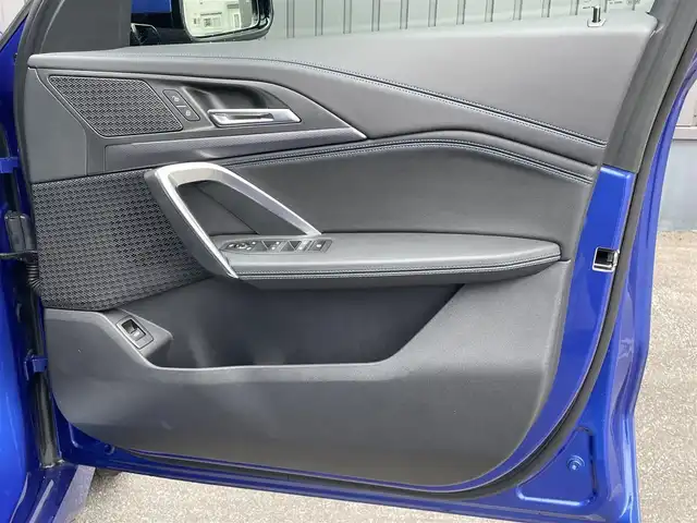 ＢＭＷ ＢＭＷ Ｘ１ xDrive 20i Mスポーツ 青森県 2023(令5)年 1.3万km 青 /ワンオーナー/4WD/車体色ポルティマオブルー(C31)/純正ディスプレイオーディオナビ　(BT/AM/FM/Spotify/AppleCarPlay/　/AndroidAuto)/ルームミラー一体型ETC/前席パワーシート/前席シートヒーター/ヘッドアップディスプレイ/革巻きステアリング/オーディオ/ステアスイッチ/パドルシフト/アダプティブクルーズコントロール/ターボチャージャー搭載車/Assisted Drive Mode/ABS/ダイナミックスタビリティコントロール/アダプティブヘッドライト/レーンチェンジアシスト/アラームシステム/オートライトコントロール/ハイビームアシスト/ヒルディセントコントロール/アダプティブブレーキアシスタント/強化走行ダイナミクス/パークアシスト/制限速度アシスト/スペアキー(スマートキー1本)/カードキー/純正フロアマット/純正19インチアルミホイール/車両/ETC取扱説明書/保証書