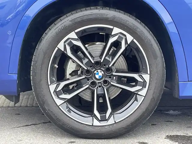 ＢＭＷ ＢＭＷ Ｘ１ xDrive 20i Mスポーツ 青森県 2023(令5)年 1.3万km 青 /ワンオーナー/4WD/車体色ポルティマオブルー(C31)/純正ディスプレイオーディオナビ　(BT/AM/FM/Spotify/AppleCarPlay/　/AndroidAuto)/ルームミラー一体型ETC/前席パワーシート/前席シートヒーター/ヘッドアップディスプレイ/革巻きステアリング/オーディオ/ステアスイッチ/パドルシフト/アダプティブクルーズコントロール/ターボチャージャー搭載車/Assisted Drive Mode/ABS/ダイナミックスタビリティコントロール/アダプティブヘッドライト/レーンチェンジアシスト/アラームシステム/オートライトコントロール/ハイビームアシスト/ヒルディセントコントロール/アダプティブブレーキアシスタント/強化走行ダイナミクス/パークアシスト/制限速度アシスト/スペアキー(スマートキー1本)/カードキー/純正フロアマット/純正19インチアルミホイール/車両/ETC取扱説明書/保証書