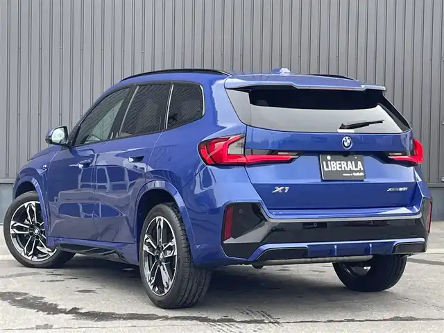 ＢＭＷ ＢＭＷ Ｘ１ xDrive 20i Mスポーツ 青森県 2023(令5)年 1.3万km 青 /ワンオーナー/4WD/車体色ポルティマオブルー(C31)/純正ディスプレイオーディオナビ　(BT/AM/FM/Spotify/AppleCarPlay/　/AndroidAuto)/ルームミラー一体型ETC/前席パワーシート/前席シートヒーター/ヘッドアップディスプレイ/革巻きステアリング/オーディオ/ステアスイッチ/パドルシフト/アダプティブクルーズコントロール/ターボチャージャー搭載車/Assisted Drive Mode/ABS/ダイナミックスタビリティコントロール/アダプティブヘッドライト/レーンチェンジアシスト/アラームシステム/オートライトコントロール/ハイビームアシスト/ヒルディセントコントロール/アダプティブブレーキアシスタント/強化走行ダイナミクス/パークアシスト/制限速度アシスト/スペアキー(スマートキー1本)/カードキー/純正フロアマット/純正19インチアルミホイール/車両/ETC取扱説明書/保証書