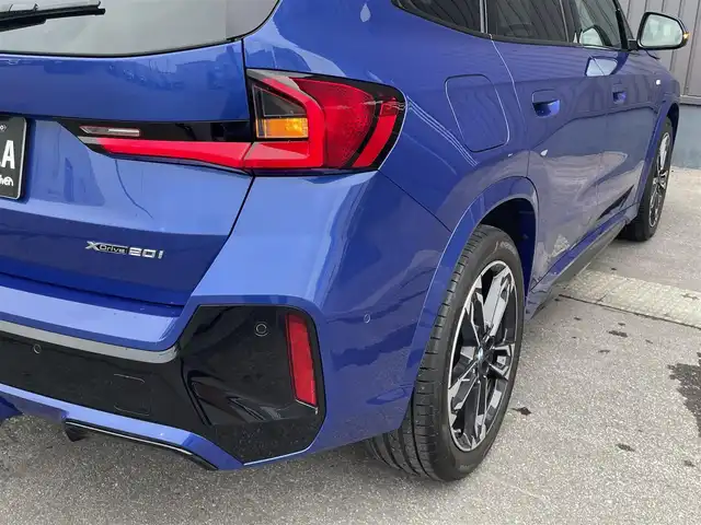 ＢＭＷ ＢＭＷ Ｘ１ xDrive 20i Mスポーツ 青森県 2023(令5)年 1.3万km 青 /ワンオーナー/4WD/車体色ポルティマオブルー(C31)/純正ディスプレイオーディオナビ　(BT/AM/FM/Spotify/AppleCarPlay/　/AndroidAuto)/ルームミラー一体型ETC/前席パワーシート/前席シートヒーター/ヘッドアップディスプレイ/革巻きステアリング/オーディオ/ステアスイッチ/パドルシフト/アダプティブクルーズコントロール/ターボチャージャー搭載車/Assisted Drive Mode/ABS/ダイナミックスタビリティコントロール/アダプティブヘッドライト/レーンチェンジアシスト/アラームシステム/オートライトコントロール/ハイビームアシスト/ヒルディセントコントロール/アダプティブブレーキアシスタント/強化走行ダイナミクス/パークアシスト/制限速度アシスト/スペアキー(スマートキー1本)/カードキー/純正フロアマット/純正19インチアルミホイール/車両/ETC取扱説明書/保証書