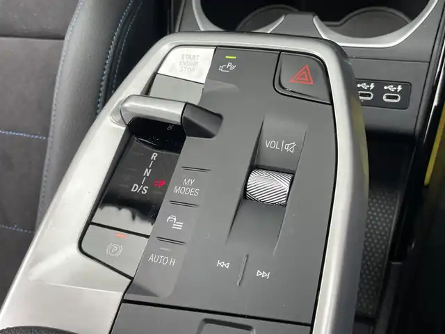 ＢＭＷ ＢＭＷ Ｘ１ xDrive 20i Mスポーツ 青森県 2023(令5)年 1.3万km 青 /ワンオーナー/4WD/車体色ポルティマオブルー(C31)/純正ディスプレイオーディオナビ　(BT/AM/FM/Spotify/AppleCarPlay/　/AndroidAuto)/ルームミラー一体型ETC/前席パワーシート/前席シートヒーター/ヘッドアップディスプレイ/革巻きステアリング/オーディオ/ステアスイッチ/パドルシフト/アダプティブクルーズコントロール/ターボチャージャー搭載車/Assisted Drive Mode/ABS/ダイナミックスタビリティコントロール/アダプティブヘッドライト/レーンチェンジアシスト/アラームシステム/オートライトコントロール/ハイビームアシスト/ヒルディセントコントロール/アダプティブブレーキアシスタント/強化走行ダイナミクス/パークアシスト/制限速度アシスト/スペアキー(スマートキー1本)/カードキー/純正フロアマット/純正19インチアルミホイール/車両/ETC取扱説明書/保証書