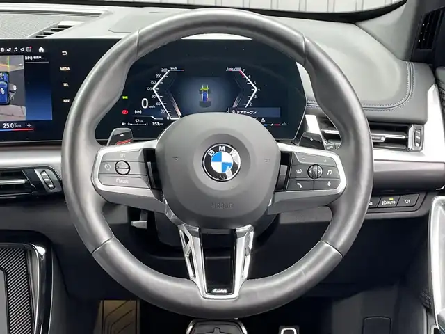 ＢＭＷ ＢＭＷ Ｘ１ xDrive 20i Mスポーツ 青森県 2023(令5)年 1.3万km 青 /ワンオーナー/4WD/車体色ポルティマオブルー(C31)/純正ディスプレイオーディオナビ　(BT/AM/FM/Spotify/AppleCarPlay/　/AndroidAuto)/ルームミラー一体型ETC/前席パワーシート/前席シートヒーター/ヘッドアップディスプレイ/革巻きステアリング/オーディオ/ステアスイッチ/パドルシフト/アダプティブクルーズコントロール/ターボチャージャー搭載車/Assisted Drive Mode/ABS/ダイナミックスタビリティコントロール/アダプティブヘッドライト/レーンチェンジアシスト/アラームシステム/オートライトコントロール/ハイビームアシスト/ヒルディセントコントロール/アダプティブブレーキアシスタント/強化走行ダイナミクス/パークアシスト/制限速度アシスト/スペアキー(スマートキー1本)/カードキー/純正フロアマット/純正19インチアルミホイール/車両/ETC取扱説明書/保証書