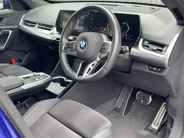 ＢＭＷ ＢＭＷ Ｘ１ xDrive 20i Mスポーツ 青森県 2023(令5)年 1.3万km 青 /ワンオーナー/4WD/車体色ポルティマオブルー(C31)/純正ディスプレイオーディオナビ　(BT/AM/FM/Spotify/AppleCarPlay/　/AndroidAuto)/ルームミラー一体型ETC/前席パワーシート/前席シートヒーター/ヘッドアップディスプレイ/革巻きステアリング/オーディオ/ステアスイッチ/パドルシフト/アダプティブクルーズコントロール/ターボチャージャー搭載車/Assisted Drive Mode/ABS/ダイナミックスタビリティコントロール/アダプティブヘッドライト/レーンチェンジアシスト/アラームシステム/オートライトコントロール/ハイビームアシスト/ヒルディセントコントロール/アダプティブブレーキアシスタント/強化走行ダイナミクス/パークアシスト/制限速度アシスト/スペアキー(スマートキー1本)/カードキー/純正フロアマット/純正19インチアルミホイール/車両/ETC取扱説明書/保証書