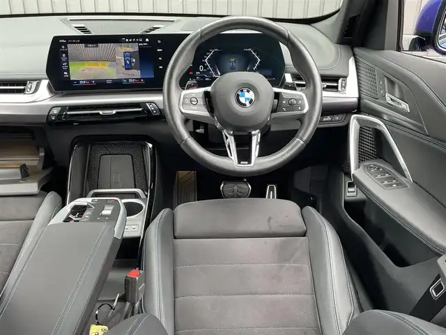 ＢＭＷ ＢＭＷ Ｘ１ xDrive 20i Mスポーツ 青森県 2023(令5)年 1.3万km 青 /ワンオーナー/4WD/車体色ポルティマオブルー(C31)/純正ディスプレイオーディオナビ　(BT/AM/FM/Spotify/AppleCarPlay/　/AndroidAuto)/ルームミラー一体型ETC/前席パワーシート/前席シートヒーター/ヘッドアップディスプレイ/革巻きステアリング/オーディオ/ステアスイッチ/パドルシフト/アダプティブクルーズコントロール/ターボチャージャー搭載車/Assisted Drive Mode/ABS/ダイナミックスタビリティコントロール/アダプティブヘッドライト/レーンチェンジアシスト/アラームシステム/オートライトコントロール/ハイビームアシスト/ヒルディセントコントロール/アダプティブブレーキアシスタント/強化走行ダイナミクス/パークアシスト/制限速度アシスト/スペアキー(スマートキー1本)/カードキー/純正フロアマット/純正19インチアルミホイール/車両/ETC取扱説明書/保証書