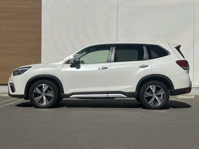 スバル フォレスター ハイブリッド アドバンス 秋田県 2019(平31)年 6.4万km クリスタルホワイトP ４WD/衝突軽減システム/LEDヘッドライト/本革レザーシート/純正メモリナビ/フルセグ/バック/フロント/サイドカメラ/純正アルミ/スマートキー/アイドリングストップ/プッシュスタート/クルーズコントロール追従走行有/コーナーセンサー/レーンキープアシスト/ステアリングスイッチ/ステアリングヒーター/パドルシフト/ドライブレコーダー/全席シートヒーター/前席パワーシート/メモリー付パワーシート/ETC/デジタルインナーミラー/電動リアゲート/電動パーキングブレーキ/ブラインドスポットモニター/インテリジェントAFS/純正フロアマット/純正ドアバイザー/オートライト/オートエアコン/パワーステアリング/パワーウィンドウ/ヘッドライトレベライザー/キーレスエントリー/横滑り防止/盗難防止装置/寒冷地仕様/電動格納ウィンカーミラー/保証書/取扱説明書/記録簿