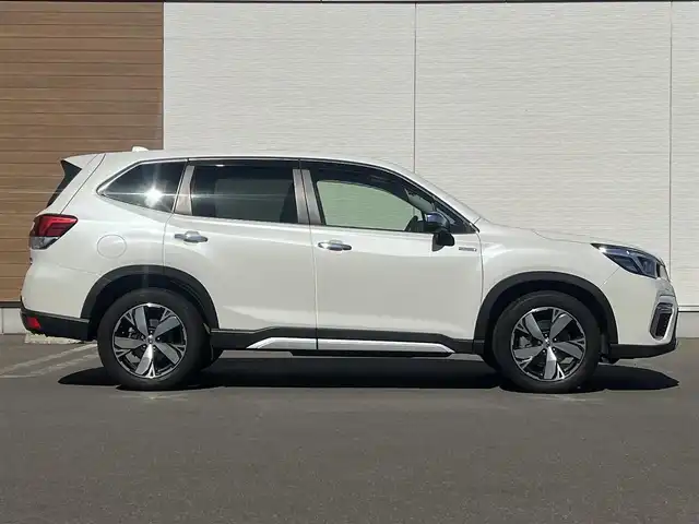 スバル フォレスター ハイブリッド アドバンス 秋田県 2019(平31)年 6.4万km クリスタルホワイトP ４WD/衝突軽減システム/LEDヘッドライト/本革レザーシート/純正メモリナビ/フルセグ/バック/フロント/サイドカメラ/純正アルミ/スマートキー/アイドリングストップ/プッシュスタート/クルーズコントロール追従走行有/コーナーセンサー/レーンキープアシスト/ステアリングスイッチ/ステアリングヒーター/パドルシフト/ドライブレコーダー/全席シートヒーター/前席パワーシート/メモリー付パワーシート/ETC/デジタルインナーミラー/電動リアゲート/電動パーキングブレーキ/ブラインドスポットモニター/インテリジェントAFS/純正フロアマット/純正ドアバイザー/オートライト/オートエアコン/パワーステアリング/パワーウィンドウ/ヘッドライトレベライザー/キーレスエントリー/横滑り防止/盗難防止装置/寒冷地仕様/電動格納ウィンカーミラー/保証書/取扱説明書/記録簿
