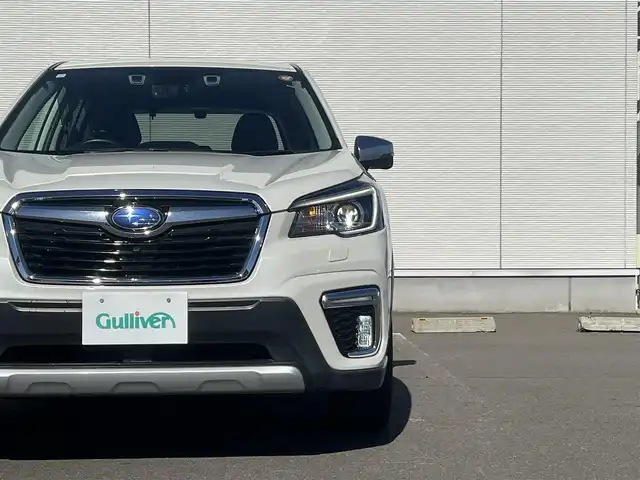 スバル フォレスター ハイブリッド アドバンス 秋田県 2019(平31)年 6.4万km クリスタルホワイトP ４WD/衝突軽減システム/LEDヘッドライト/本革レザーシート/純正メモリナビ/フルセグ/バック/フロント/サイドカメラ/純正アルミ/スマートキー/アイドリングストップ/プッシュスタート/クルーズコントロール追従走行有/コーナーセンサー/レーンキープアシスト/ステアリングスイッチ/ステアリングヒーター/パドルシフト/ドライブレコーダー/全席シートヒーター/前席パワーシート/メモリー付パワーシート/ETC/デジタルインナーミラー/電動リアゲート/電動パーキングブレーキ/ブラインドスポットモニター/インテリジェントAFS/純正フロアマット/純正ドアバイザー/オートライト/オートエアコン/パワーステアリング/パワーウィンドウ/ヘッドライトレベライザー/キーレスエントリー/横滑り防止/盗難防止装置/寒冷地仕様/電動格納ウィンカーミラー/保証書/取扱説明書/記録簿