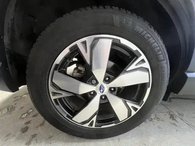 スバル フォレスター ハイブリッド アドバンス 秋田県 2019(平31)年 6.4万km クリスタルホワイトP ４WD/衝突軽減システム/LEDヘッドライト/本革レザーシート/純正メモリナビ/フルセグ/バック/フロント/サイドカメラ/純正アルミ/スマートキー/アイドリングストップ/プッシュスタート/クルーズコントロール追従走行有/コーナーセンサー/レーンキープアシスト/ステアリングスイッチ/ステアリングヒーター/パドルシフト/ドライブレコーダー/全席シートヒーター/前席パワーシート/メモリー付パワーシート/ETC/デジタルインナーミラー/電動リアゲート/電動パーキングブレーキ/ブラインドスポットモニター/インテリジェントAFS/純正フロアマット/純正ドアバイザー/オートライト/オートエアコン/パワーステアリング/パワーウィンドウ/ヘッドライトレベライザー/キーレスエントリー/横滑り防止/盗難防止装置/寒冷地仕様/電動格納ウィンカーミラー/保証書/取扱説明書/記録簿